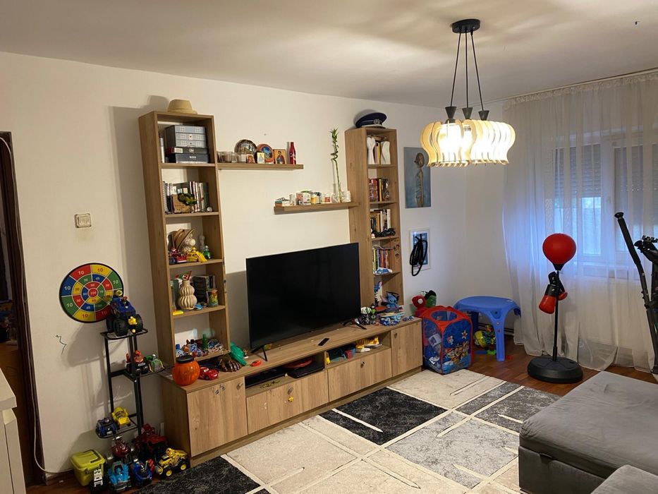 Vand apartament decomandat zona consul