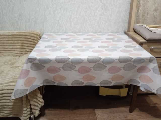 Продам абсолютно новую скатерть- клеенку на стол за полцены