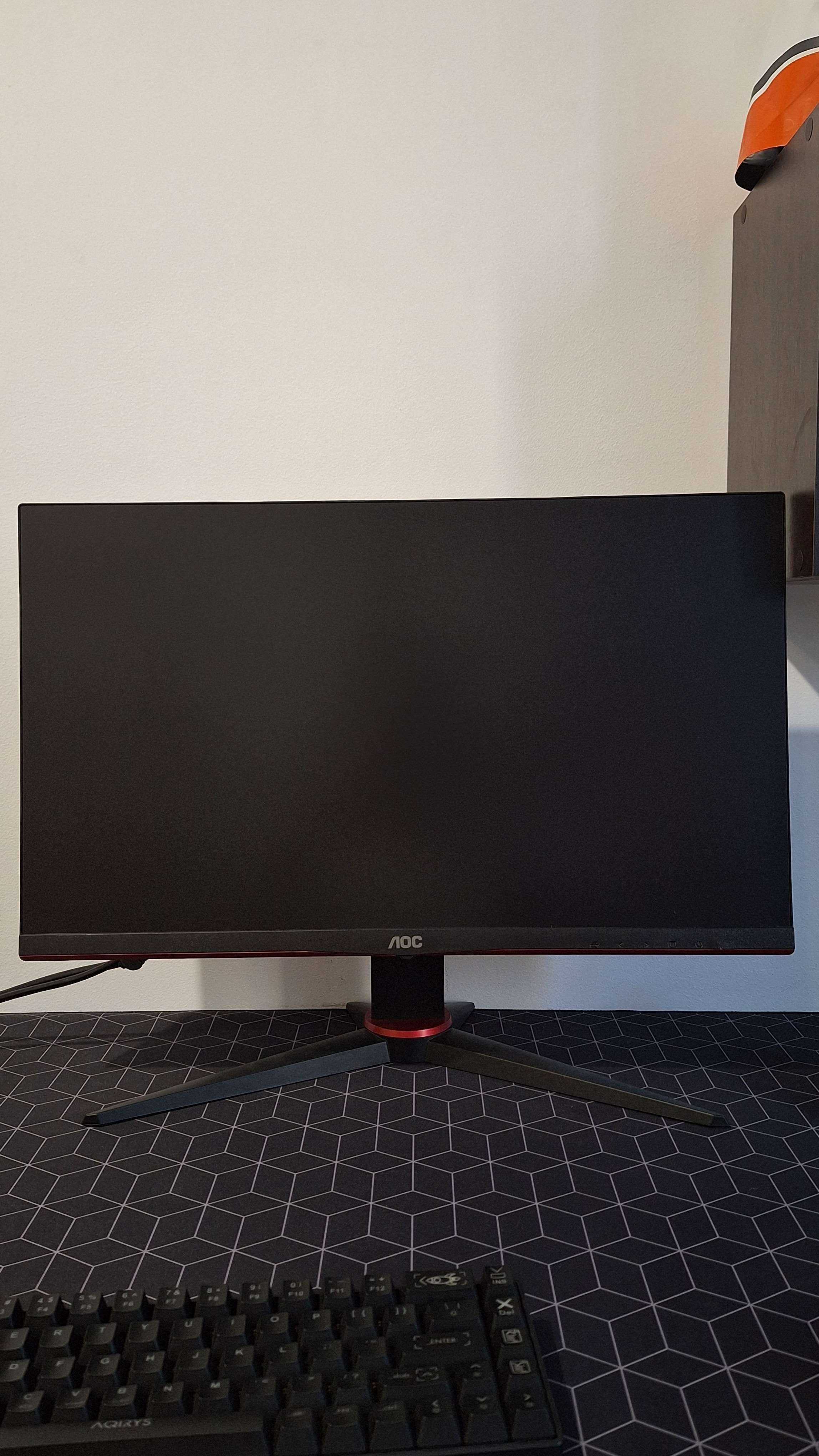 Vand SETUP GAMING medium-end (birou si scaun)