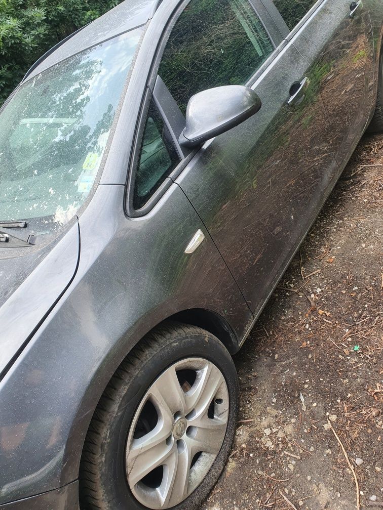 Dezmembrez Opel Astra J 1.7 CDTI
