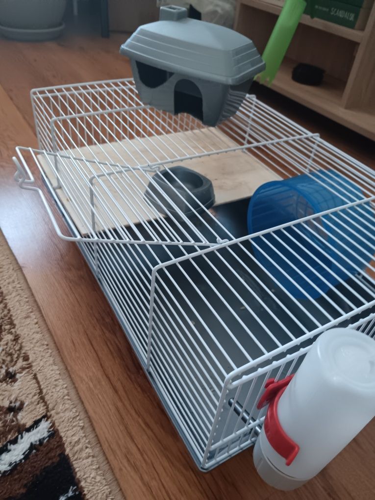 Doua custi hamster cu accesorii