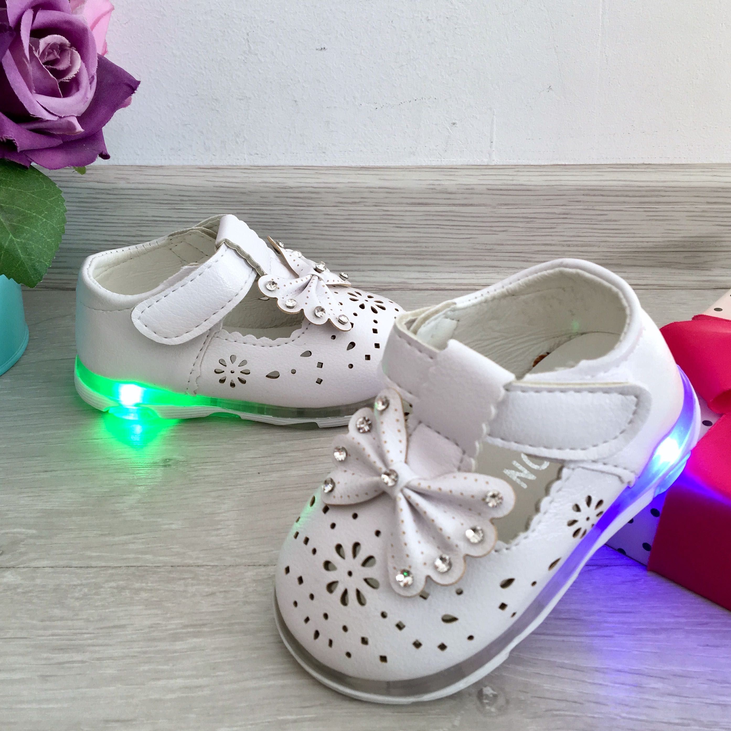 NOU Pantofi albi usori cu fundita si lumini LED pt fetite 16 17