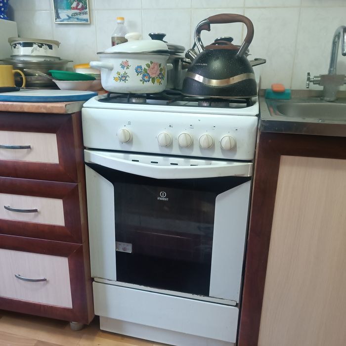 Продам плиту газовую ,,INDESIT,,