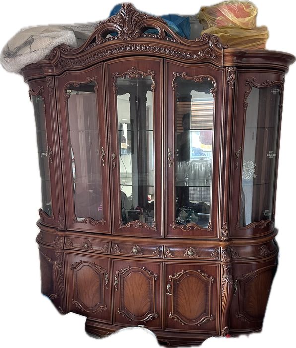 Продаю сервант в хорошем состояни