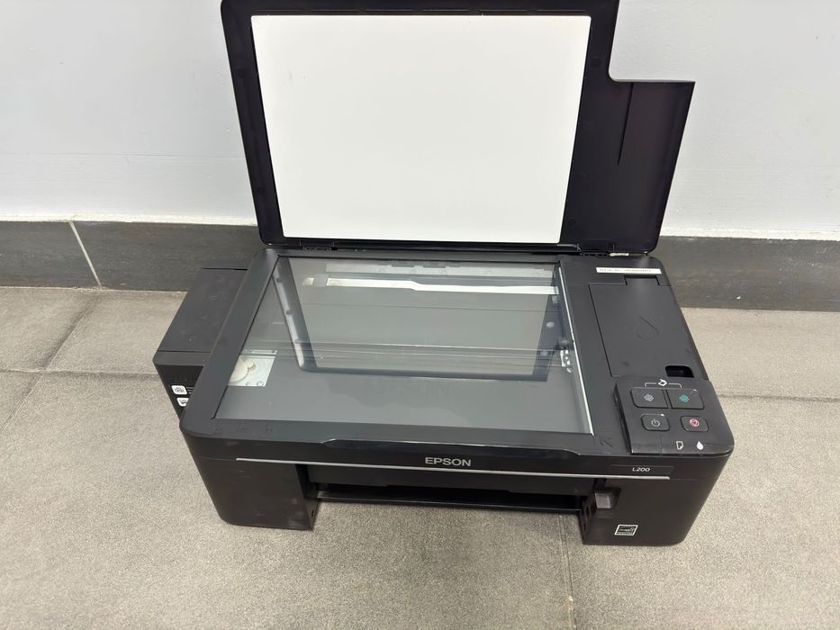 Лазерный цветной 3в1 Принтер (МФУ) в хорошем состоянии. Epson L200