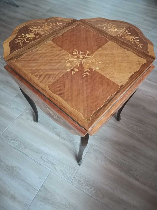 Artă -Masă Louis XV din lemn, extensibilă, decorată floral, înc sec XX