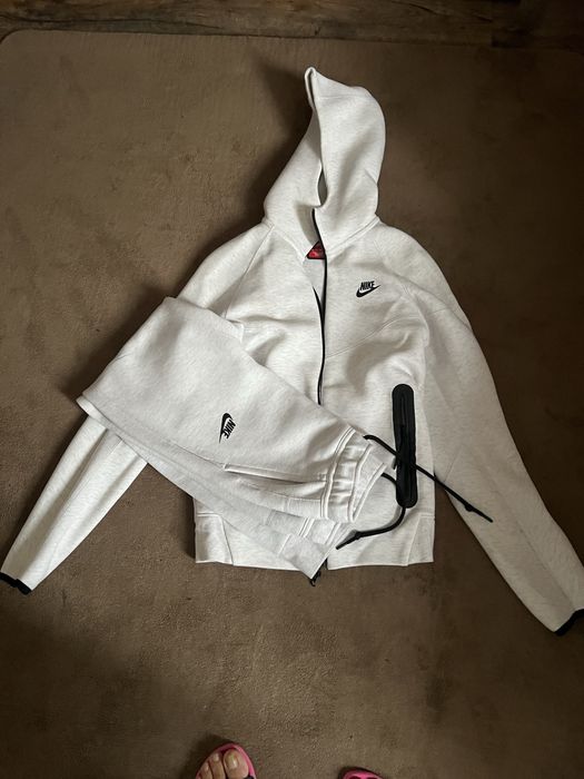 Екип на Nike бял