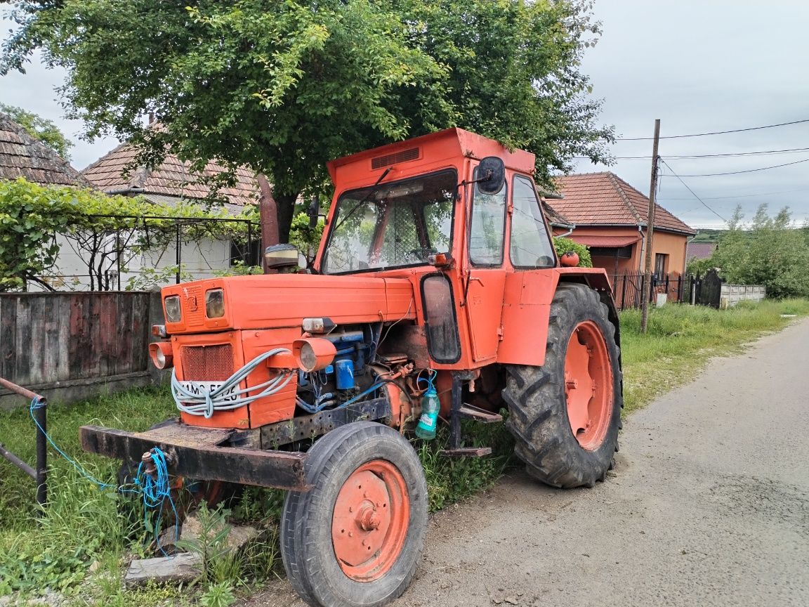 Tractor u650 reconditionat si plug cu 3 brezde