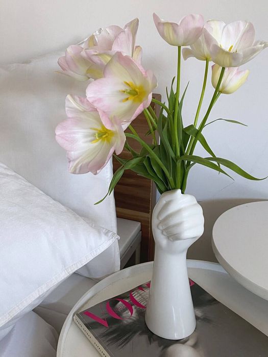 Ваза за цветя във форма на ръка