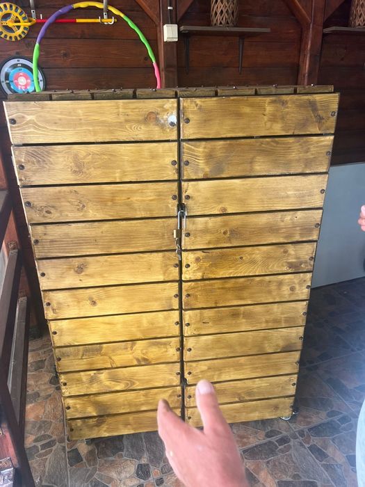 Vand rafturi legume - pot fi pozitionate afara