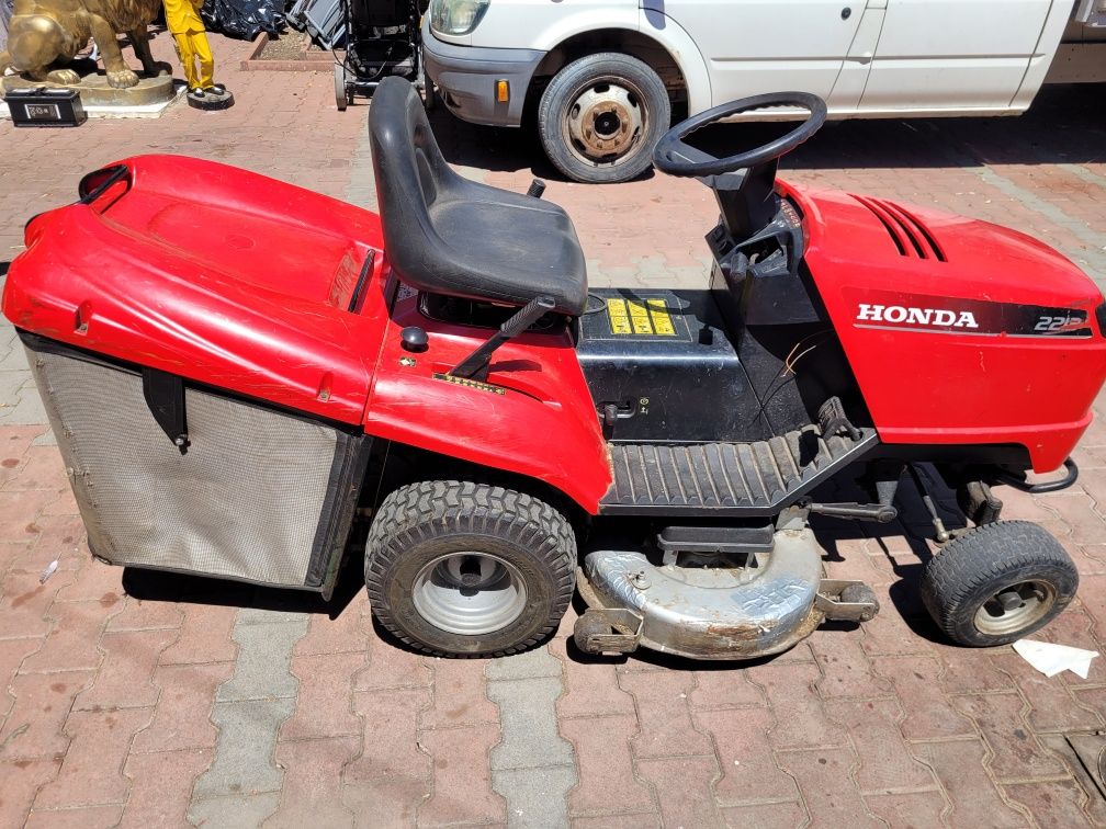 Vând tractoras 2213