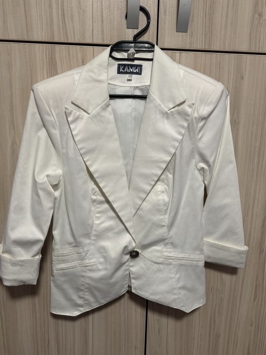 Късо дамско сако от сатен