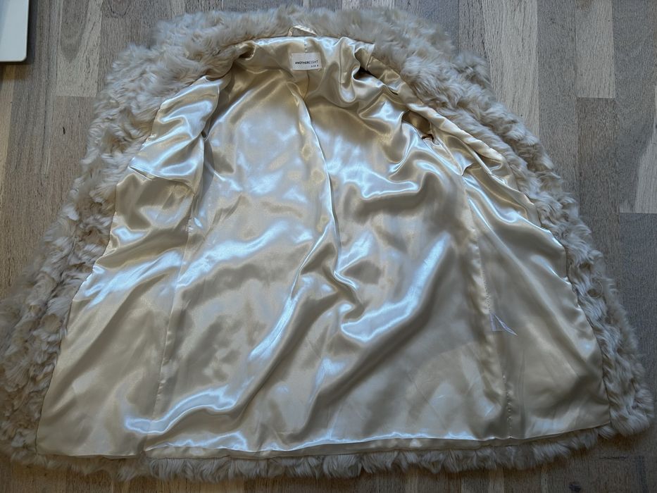 Vand haina blana artificiala, marime S, purtata f putin