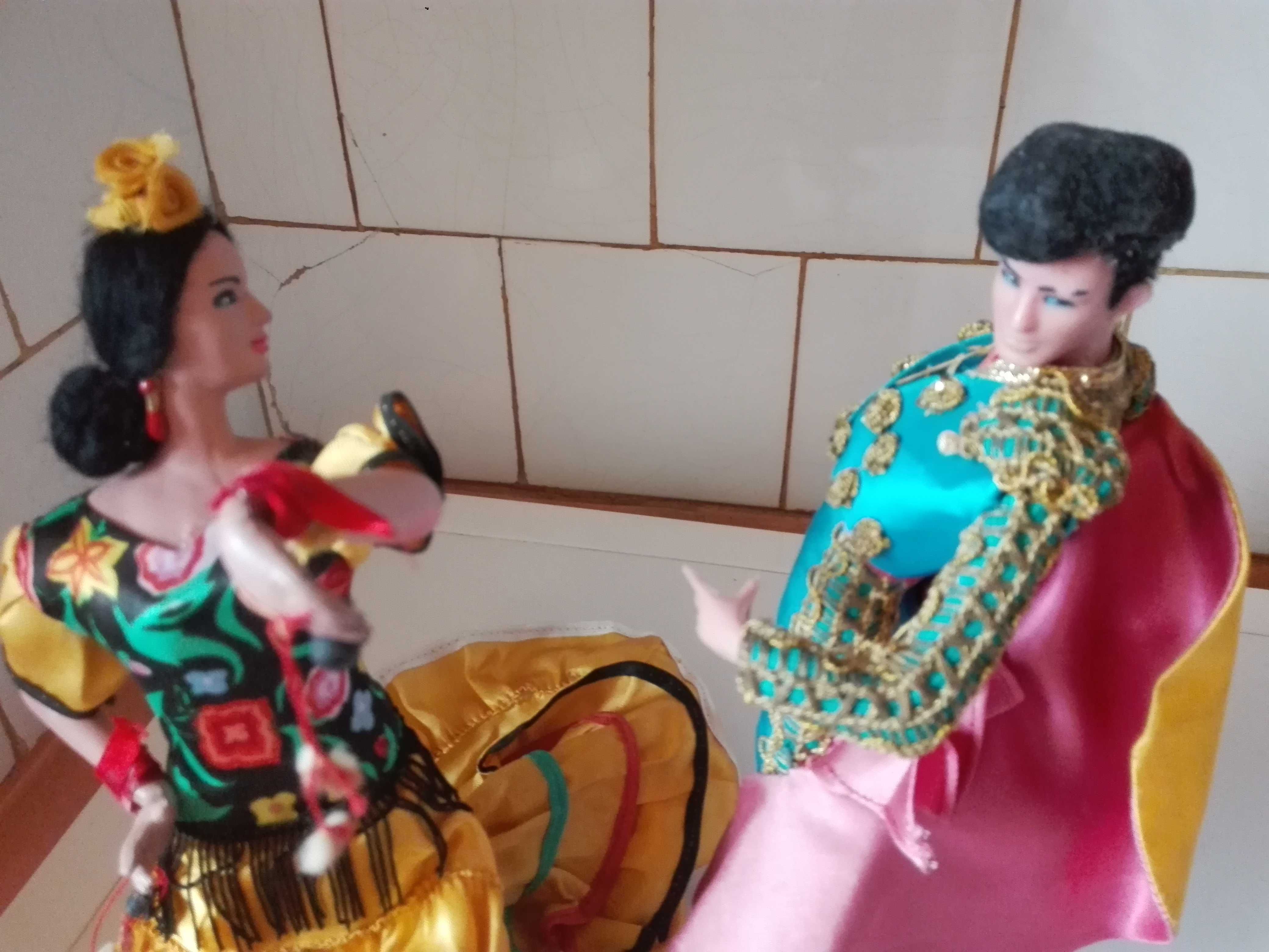Танцуващи кукли и лот фонокарти.