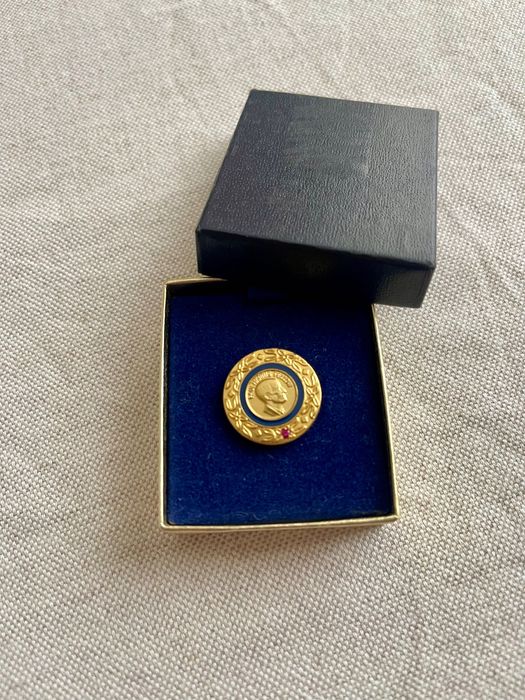 Позлатен символ със рубин Paul Harris Fellow