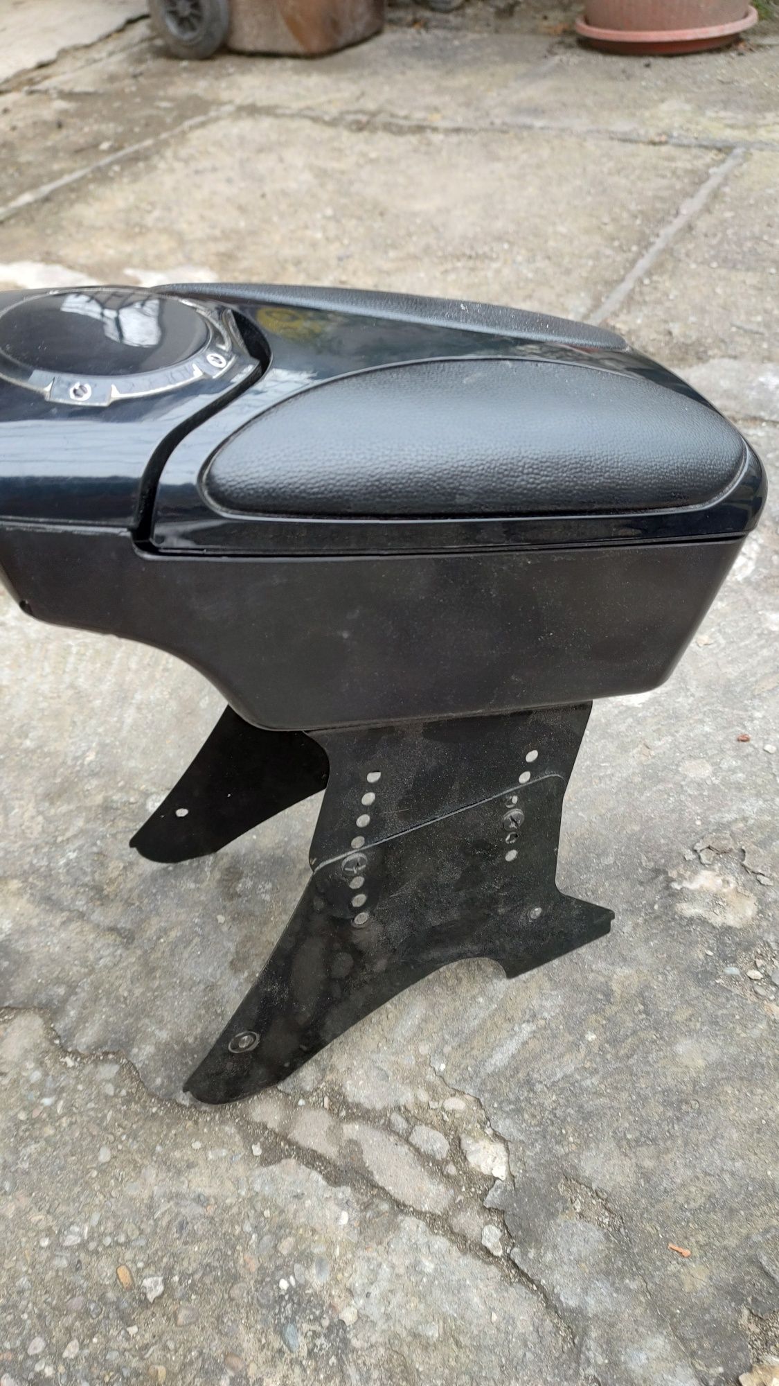 Vând cotieră auto universală