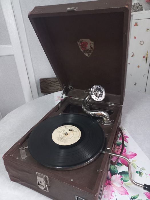 Патефон антикварный фирмы "Молот" начала 40-х годов XX  века
