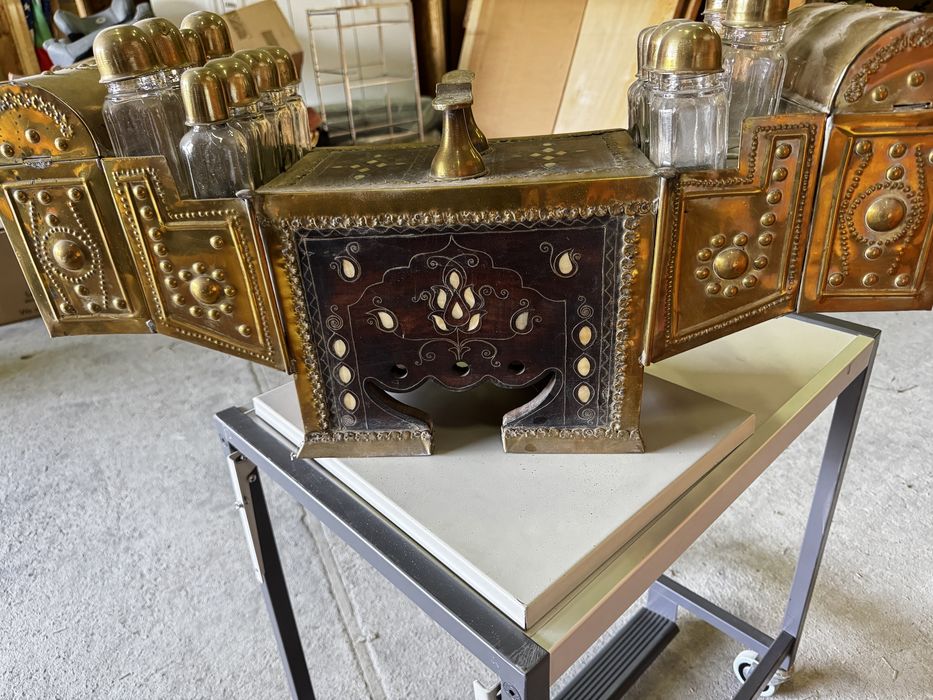 Османско шкафче за лъскане на обувки и арабска масичка