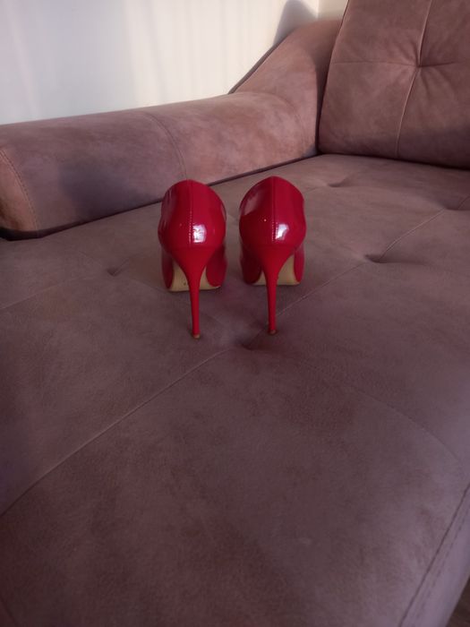 Червени обувки с висок ток