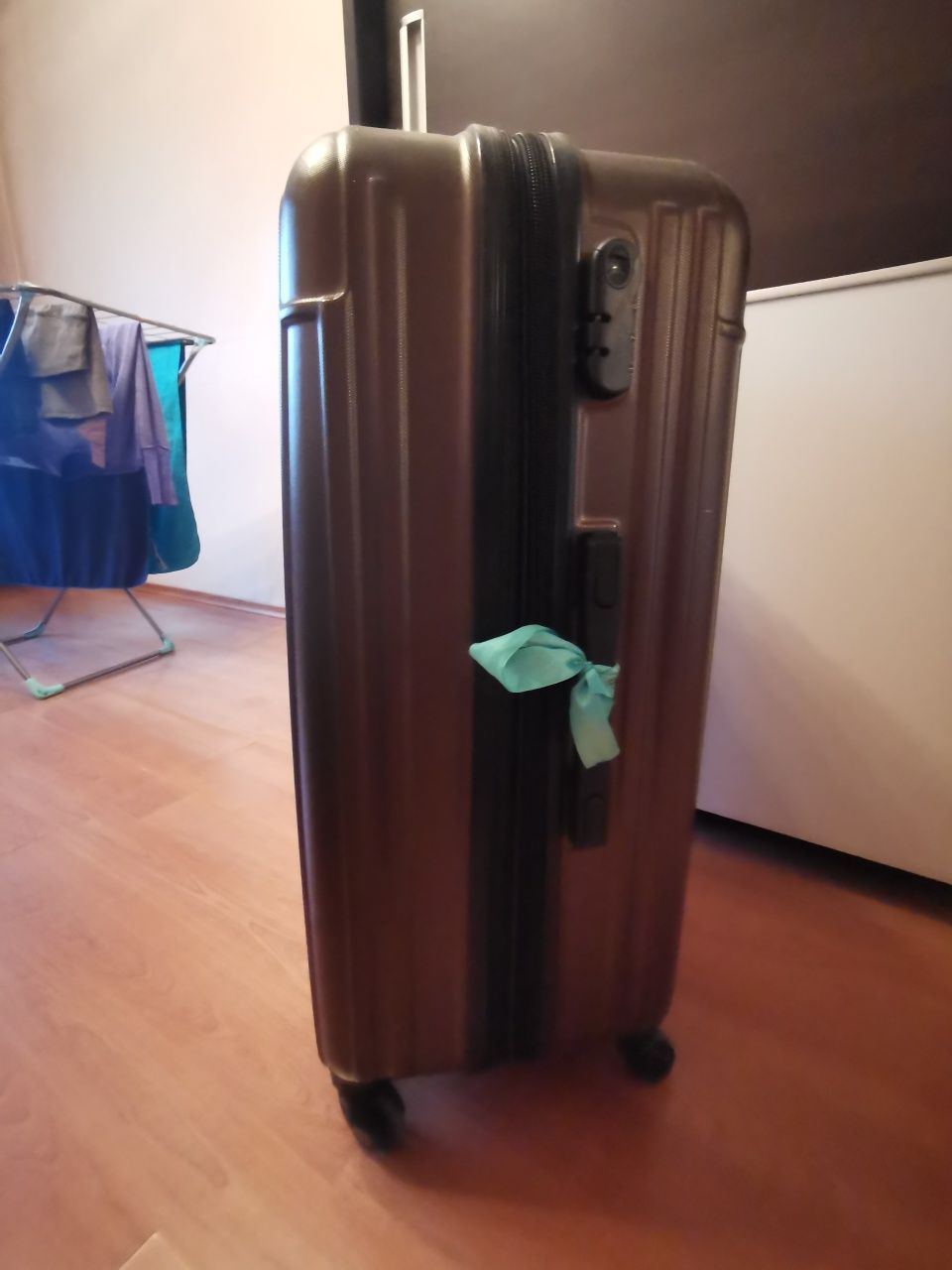 Продам чемодан, объем  30-35 кг