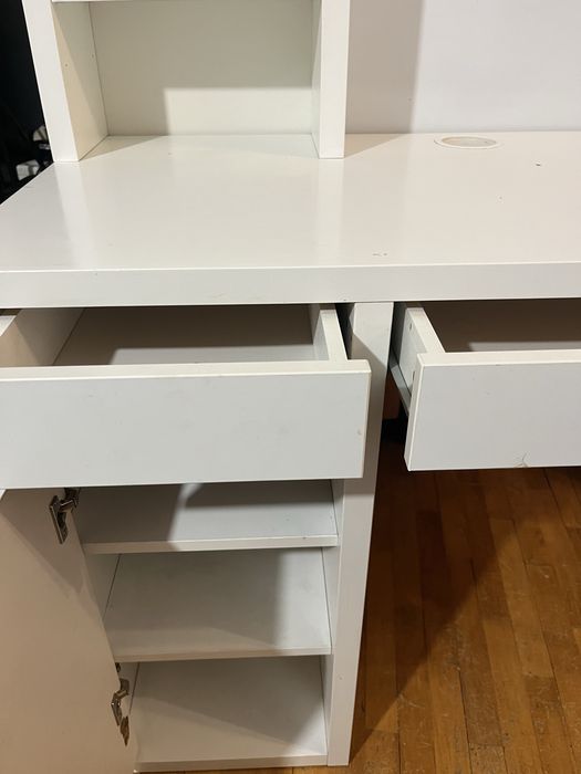 Birou ikea alb cu tabla si etajere