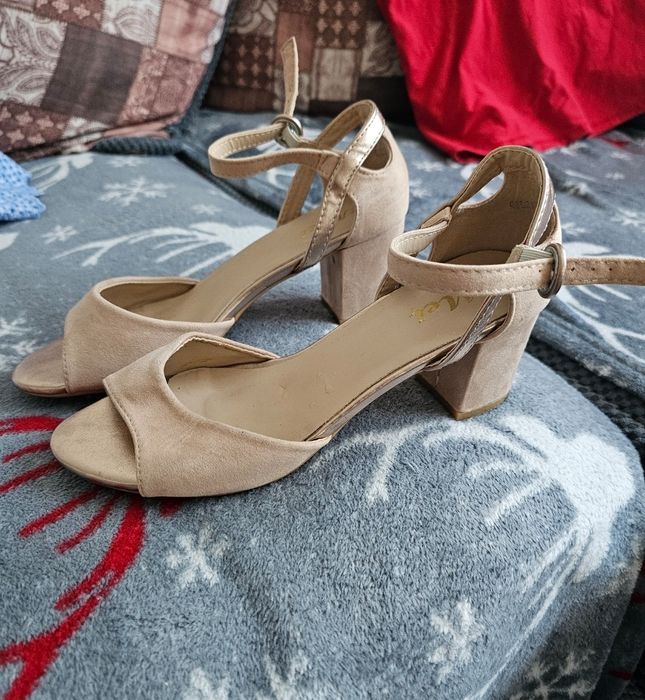 Sandale cu toc nude marime 38