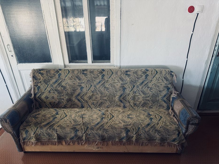 Мягкая мебель в хорошем состоянии: диван + два кресла