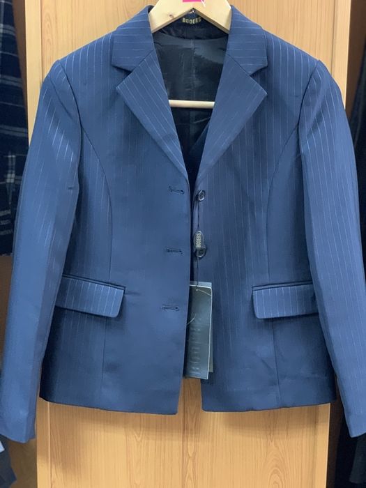 Продам девечьий костюм 4-ка..