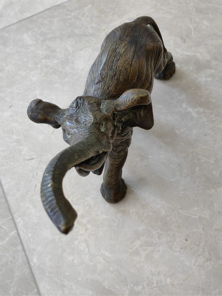 Elefant realizat din bronz masiv