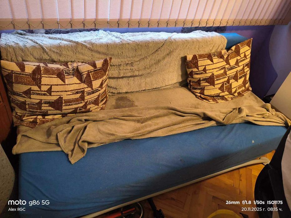 Диван с 2 матрака за сън, с ракла