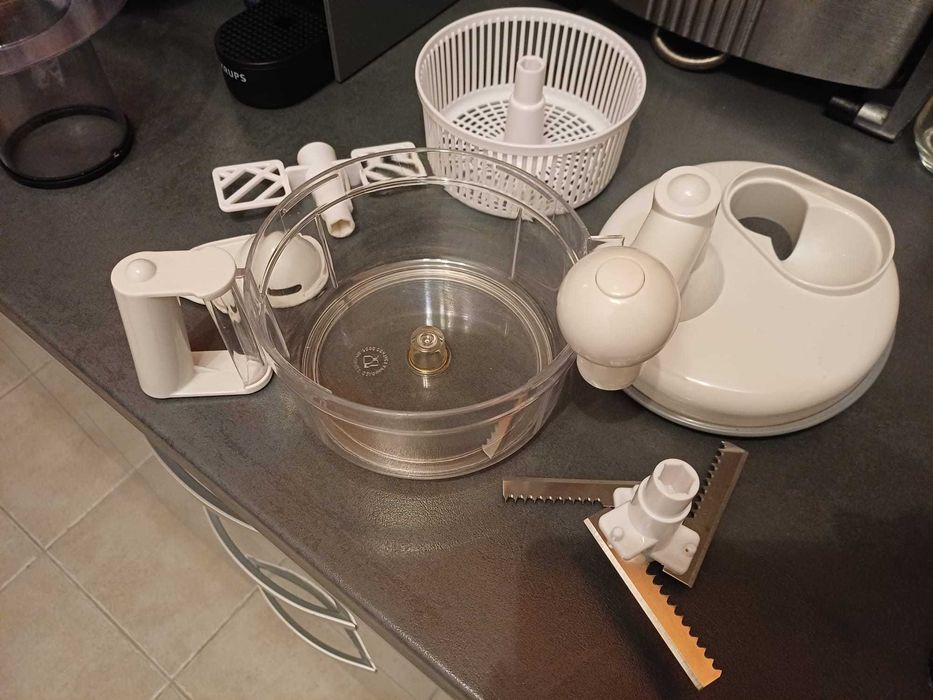 Vand pachet: robot bucatarie, blender, storcator fructe si tocator