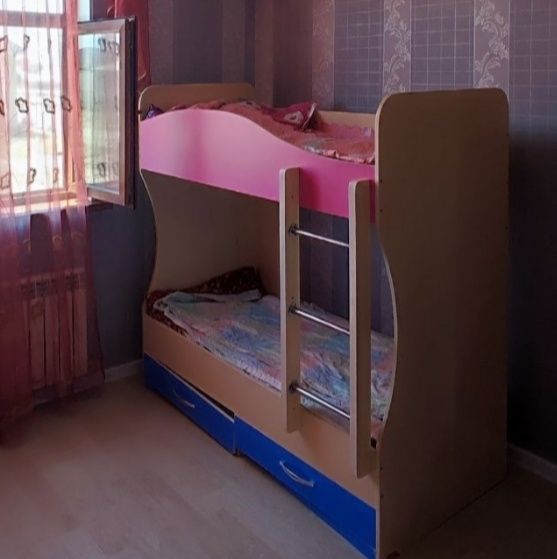 Продаю двух ярусный кроват и комод с зеркалом  в хорошем состояний