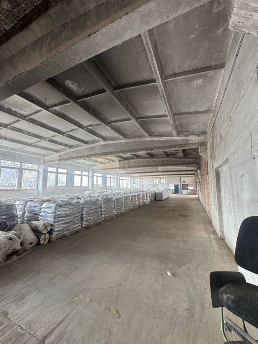 Se oferă spre vânzare hala industrială și teren strada volovatului