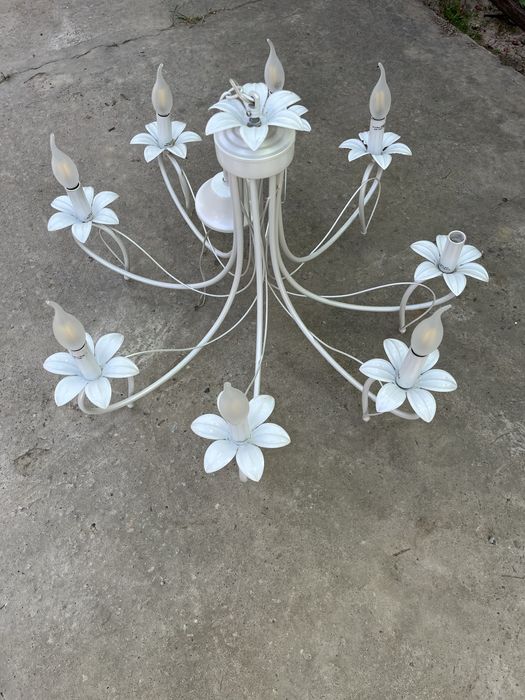 Люстра белая 8 лампочек