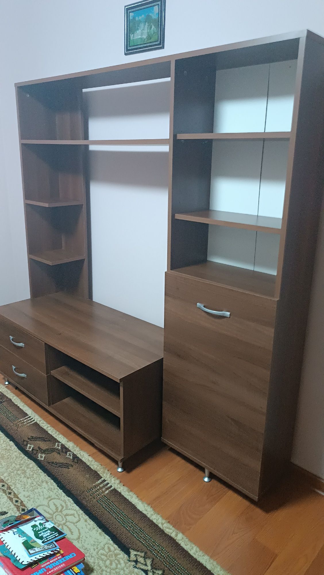 Vând comoda tv utilizată