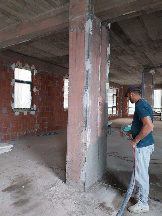 Executam tencuieli mecanizate !