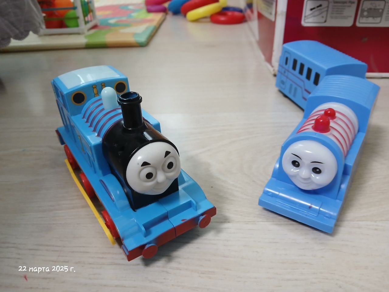 Поровозики Thomas один на батарейках