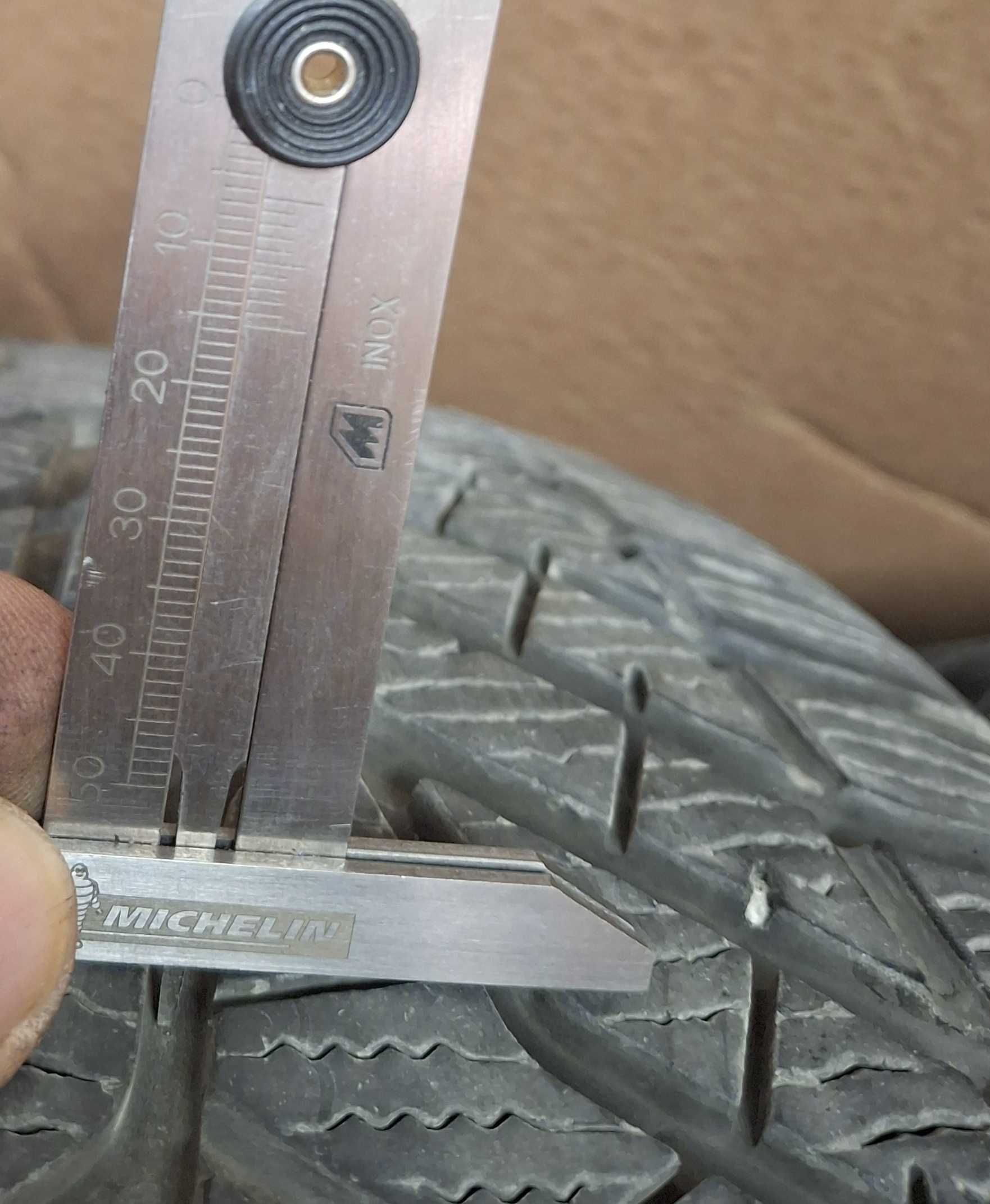 Зимни гуми : 4 бр. 225/50/17 и 3 бр. 175/70 R14