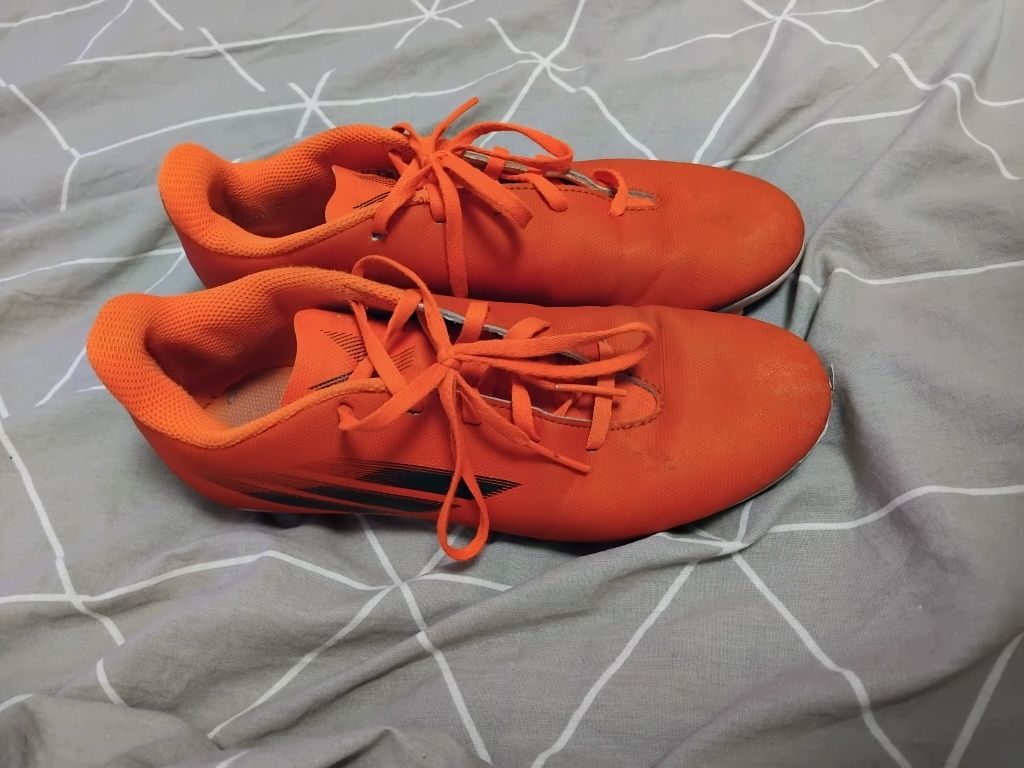 Продавам бутонки на adidas.