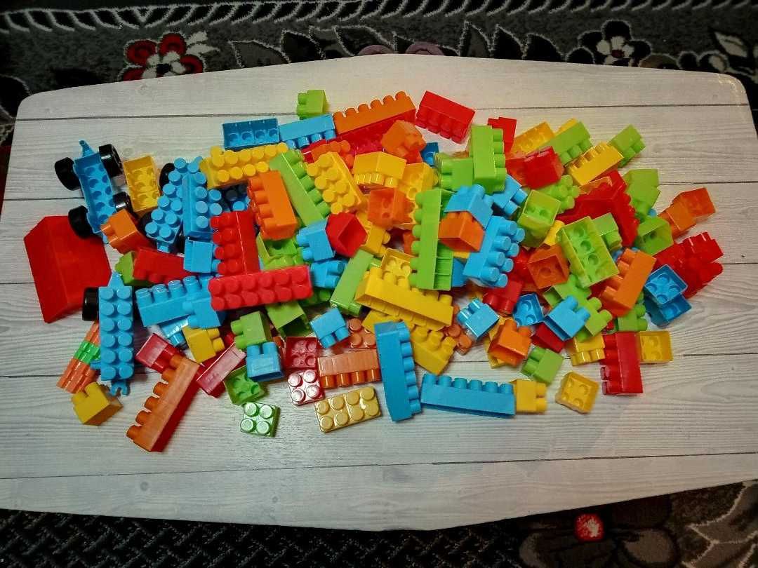 Cuburi constructie tip Lego si mingiute din plastic (vezi descrierea)