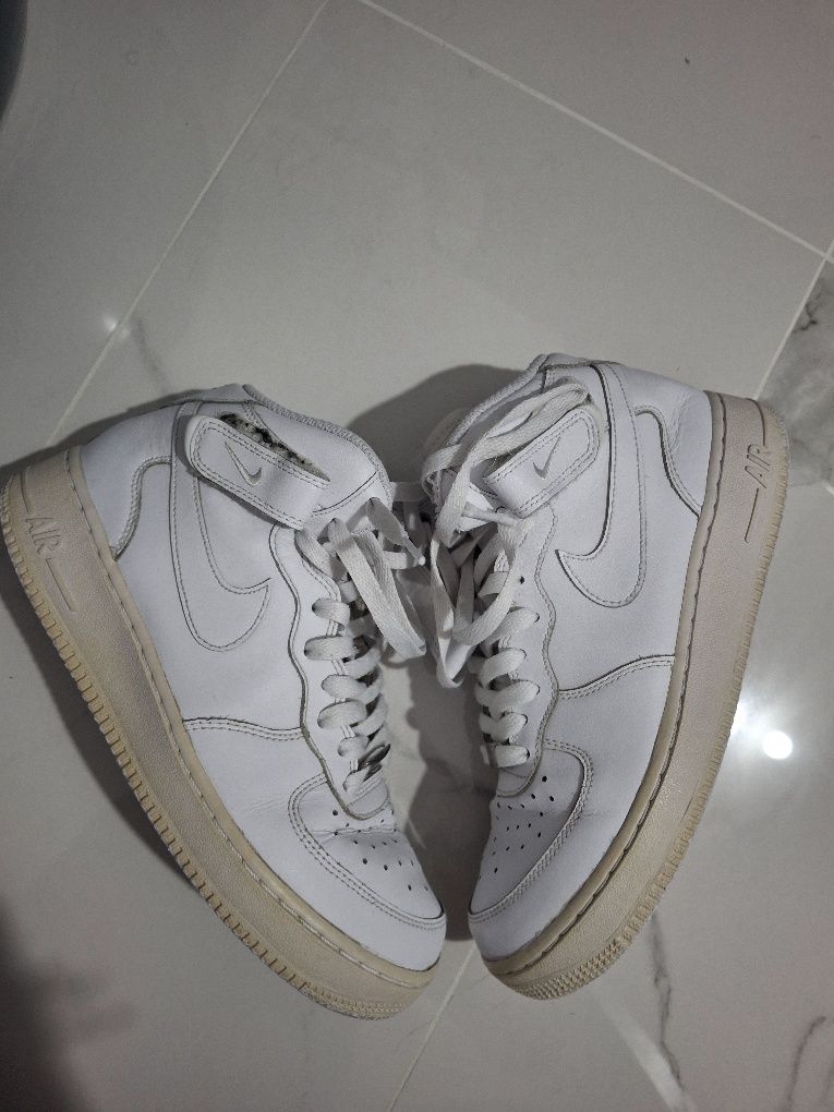 Adidasi nike 39 .
