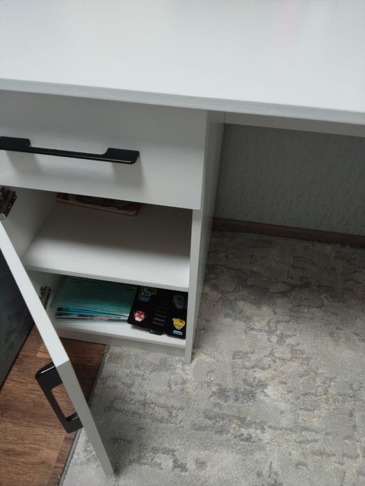 Продаётся письменный стол