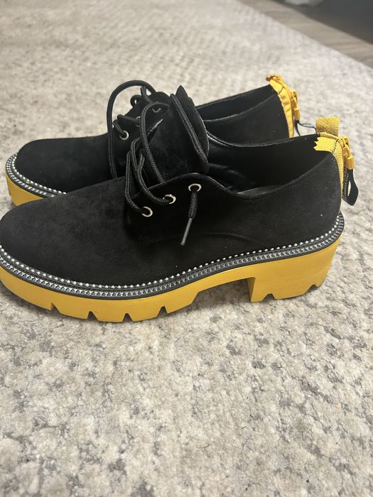 Vand pantofi. Oi piele intoarsa