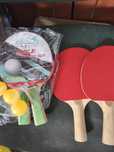Patru palete de tenis de masă și trei mingii