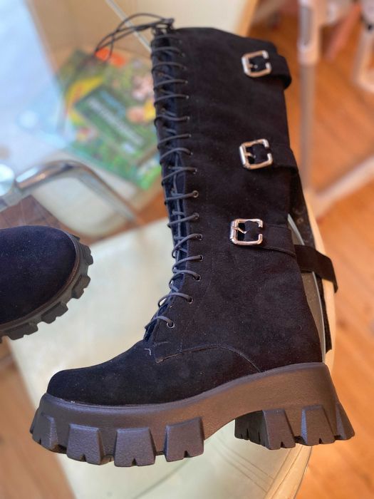 Ghete talpă inalta, negre, din piele intoarsa cu catarame 35, Noi