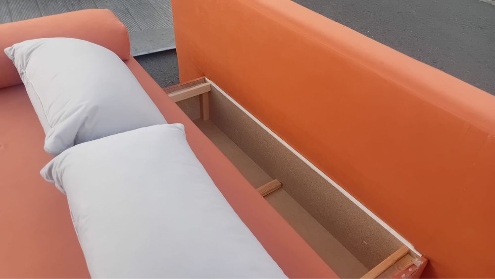 Canapea extensibila cu loc pentru haine