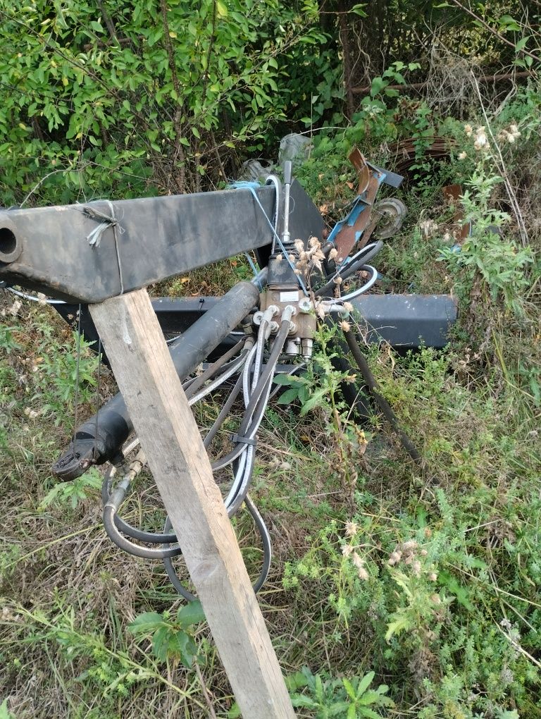 Челен товарач за малак трактор