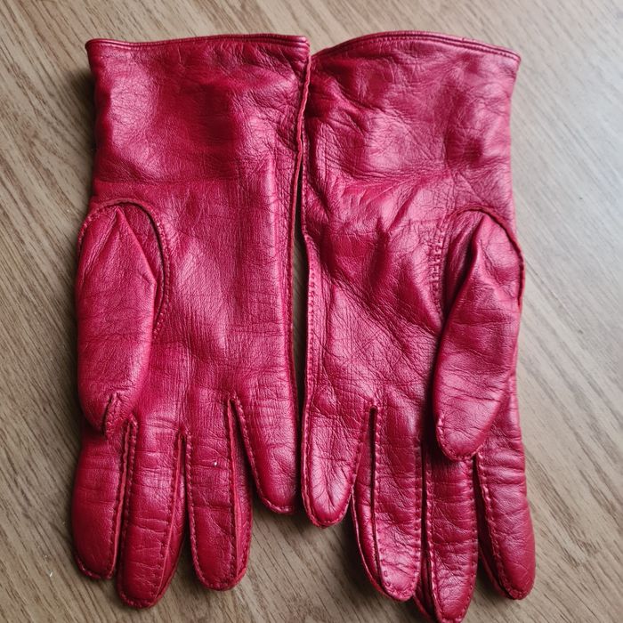 Vand frumoase mănuși