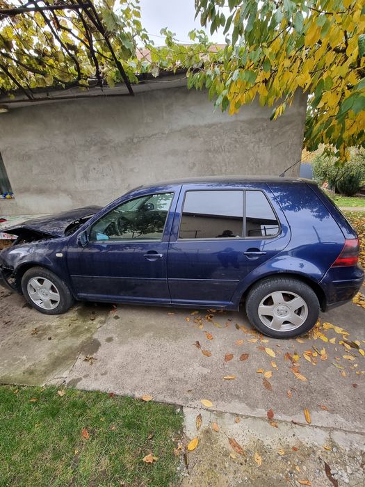 Golf 4 1.9 TDI ASZ 2000 – lovit în față, ideal pentru dezmembrări