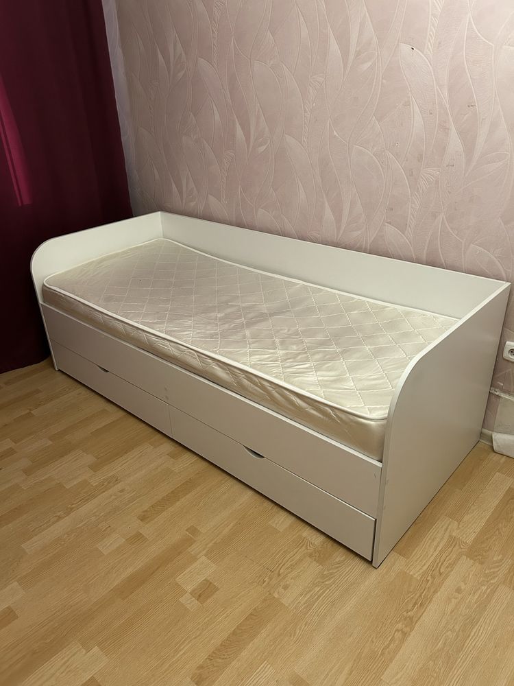 В продаже шкаф и кровать